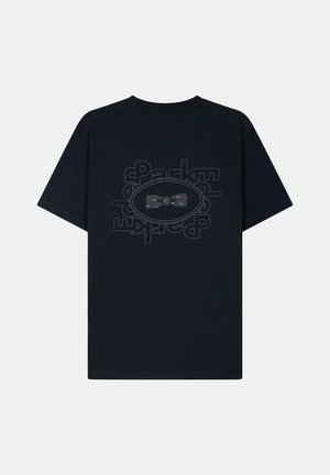 T-shirt noir à manches courtes présentant un design de texte superposé "Park" en foncé avec un contour ovale et un graphique central d'un nœud papillon stylisé.