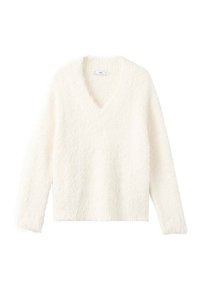 Suéter blanco y esponjoso de cuello en V, con mangas largas y dobladillos acanalados. Textura suave con un corte casual y relajado. Sin cierres.