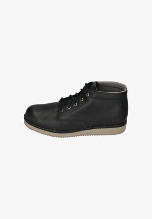 Schwarze Leder-Stiefeletten mit strukturiertem Obermaterial, runder Zehenpartie, sechs Ösen für Schnürsenkel und einer hellen Gummisohle.