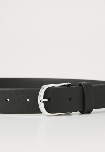 Ceinture en cuir noir avec une boucle rectangulaire en argent, présentant une texture lisse et plusieurs trous pour le réglage. Design simple.