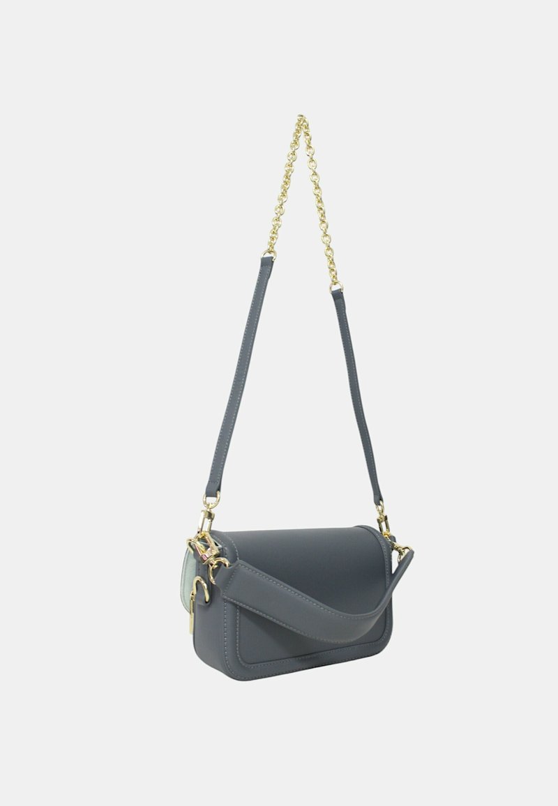 Borsa a tracolla in finto pelle grigia con hardware dorato, catena e tracolla regolabili, forma rettangolare, texture liscia e design minimalista.