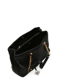 Borsa a pieghe nera con manici a catena dorati, texture in pelle e un comparto con zip visibile all'interno. Presenti dettagli in oro.