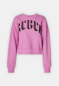 Sudadera corta rosa con un gráfico en blanco y negro que dice "REBEL" en la parte frontal. Tejido suave con puños y dobladillo acanalados.