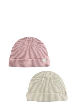 Zwei gerippte Strickmützen, eine staubrosa und eine off-white, jeweils mit umgeschlagenem Rand und kleinem Stoffetikett an der Seite.