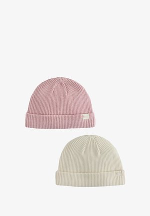 To ribstrikkede huer, den ene i støvet lyserød og den anden i off-white, hver med en foldet kant og et lille stofmærke i siden.
