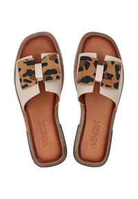 Beige sutsko med leopardprikket sløjfe på hver rem. Glat læderoverdel og en struktureret brun sål.