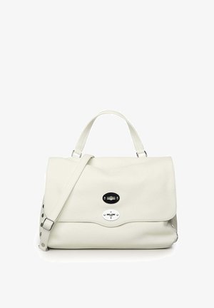 Crèmekleurige leren tas met een klep, zilverkleurige hardware en een zwarte ovale sluiting. Inclusief een handvat aan de bovenkant en een verstelbare schouderriem.