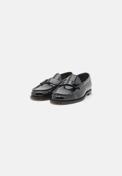 Mustad lakknahast loafers, mille esiosas on punutud detail, ümarte varvastega ja lapikust tallast. Sile, läikiv pind.