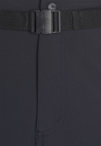 Ceinture en tissu technique noir avec une boucle rectangulaire et une sangle réglable. Présente des détails de couture et une texture lisse.
