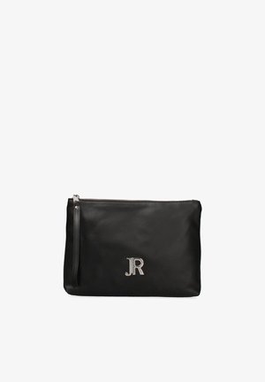 Pochette bracelet en cuir noir avec fermeture éclair argentée et logo métallique "JR" centré sur le devant.