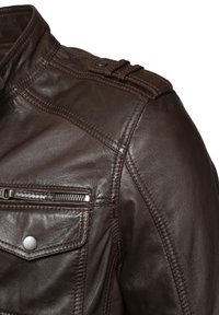 Brun läderjacka med hög krage, axelklapp, bröstfickzipper och synliga sömdetaljer. Slät textur.