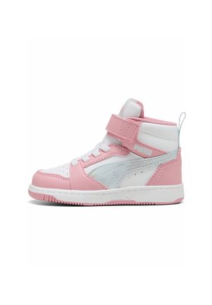 Hoge sneaker in roze en wit leer met een gewatteerde kraag, klittenbandsluiting en rubberen zool. Beschikt over een geperforeerde neus voor ademend vermogen.