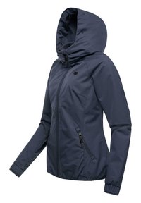 Veste imperméable bleu marine avec capuche, fermeture éclair sur le devant, deux poches latérales zippées et poignets élastiques pour une silhouette ajustée.