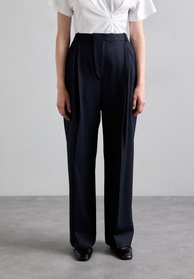Navy tailor-made broek van gladde stof, met een hoge taille, plooien aan de voorkant en een wijde pijp.