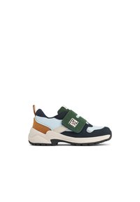 Sneaker multicolore con tomaia in rete blu, accenti in suede navy e verde, tacco marrone, suola beige e una fascia in Velcro con un logo.