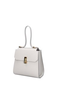 Borsa a mano in pelle bianca con accessori dorati, chiusura a pattina e un manico superiore singolo. Presenta un design strutturato e una superficie liscia.