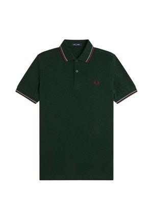 Polo a maniche corte verde scuro con abbottonatura a due bottoni, rifinitura a strisce rosse e bianche su collo e maniche, e piccolo logo ricamato rosso sul petto.