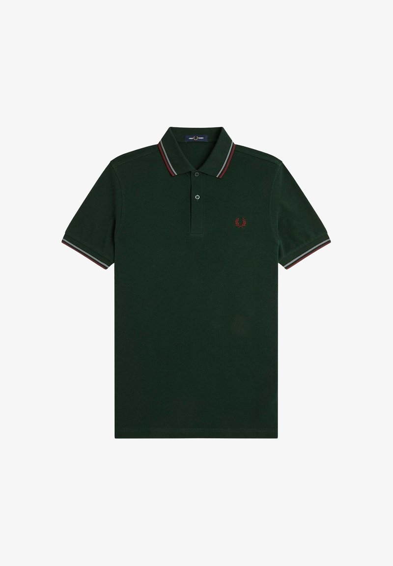 Polo vert foncé à manches courtes avec patte de boutonnage à deux boutons, bordure rayée rouge et blanche sur le col et les manches, et petit logo brodé rouge sur la poitrine.