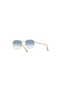 Gafas de sol de metal dorado con lentes azules degradados, forma cuadrada, brazos delgados y almohadillas nasales transparentes; ligeras con un acabado pulido.