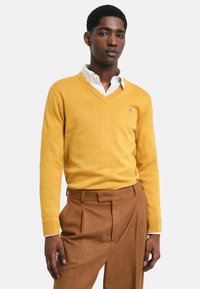 GANT V-NECK - Jersey de punto - maple yellow