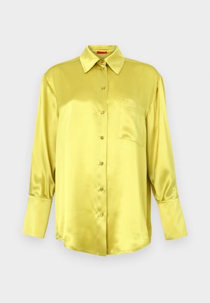 Satynowa żółta koszula na guziki z długimi rękawami, klasycznym kołnierzykiem, pojedynczą kieszonką na piersi i guzikami z przodu. Gładka faktura.
