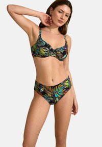 Zwarte bikini met een levendig tropisch bladerenpatroon in groen, blauw en oranje. Beschikt over voorgevormde cups en een hoog uitgesneden onderstuk.