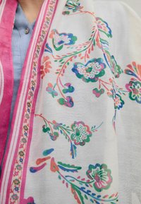 Eșarfă ușoară, albă, cu un model floral în nuanțe vibrante de roz, verde și albastru, având trim pink pe margini și detalii intricate.