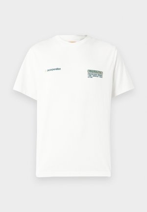 Biele tričko s krátkym rukávom s malými tmavozelenými nápismi na hrudi s textom "Incorporation" a "Replay Inc Engineered Works."