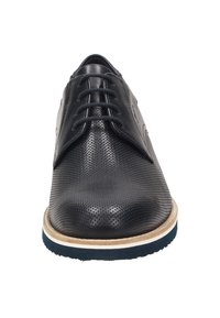 Scarpe in pelle traforata blu navy con punta rotonda, dotate di una suola in gomma beige e blu a contrasto e un classico design con lacci.