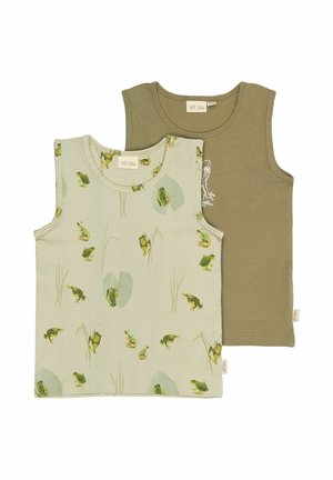 To sveders tops til børn: en lys grøn med frøtrykte; en olivengrøn med et let grafisk design. Begge er lavet af blødt stof.