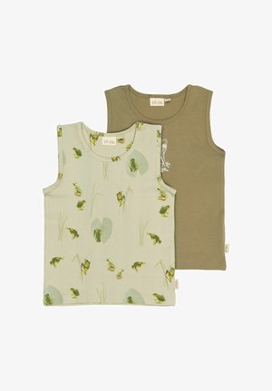To sveders tops til børn: en lys grøn med frøtrykte; en olivengrøn med et let grafisk design. Begge er lavet af blødt stof.