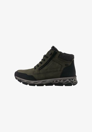 Scarpe mid-top verde oliva scuro con fodera in felpa grigia, dotate di una zip laterale, pannelli testurizzati e una suola robusta con motivi geometrici.