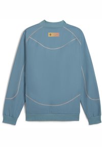 Zils sporta krekls ar apaļu kaklu un garām piedurknēm. Iespējas ar kontrastējošu gaismas šuvumu un etiķeti augšējā muguras daļā. Gluda tekstūra.