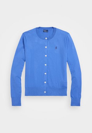 Blå cardigan laget av mykt strikkemateriale, med lange ermer, rund hals, og seks hvite knapper foran, samt en liten logo til venstre.