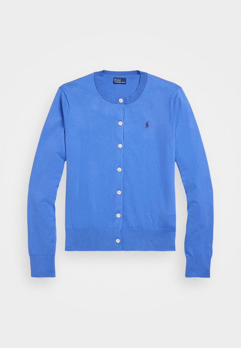 Μπλε ζακέτα από μαλακό πλεκτό υλικό, με μακριά μανίκια, στρογγυλή λαιμόκοψη και έξι άσπρα κουμπιά μπροστά, με ένα μικρό λογότυπο στο αριστερό μέρος.