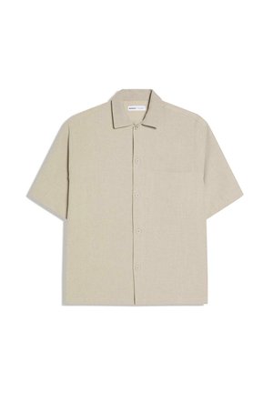Rövid ujjú ing világos bézs lenvászonból. Elöl gombos, hegyes gallérral és egyetlen mellzsebbel. Simább tapintású anyag.