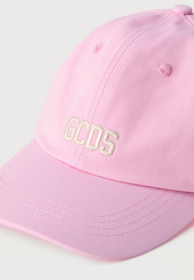 Ροζ βαμβακερό καπέλο μπέιζμπολ με καμπύλη γείσο και λευκά κεντημένα γράμματα "GCDS" στο μπροστινό πάνελ.