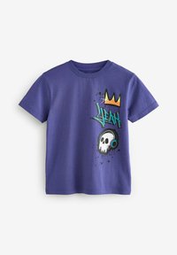 Lila Baumwoll-T-Shirt mit einem grafischen Design, das einen Schädel, Kopfhörer und eine Krone zeigt, verziert mit Spritzmustern in Blau und Schwarz.