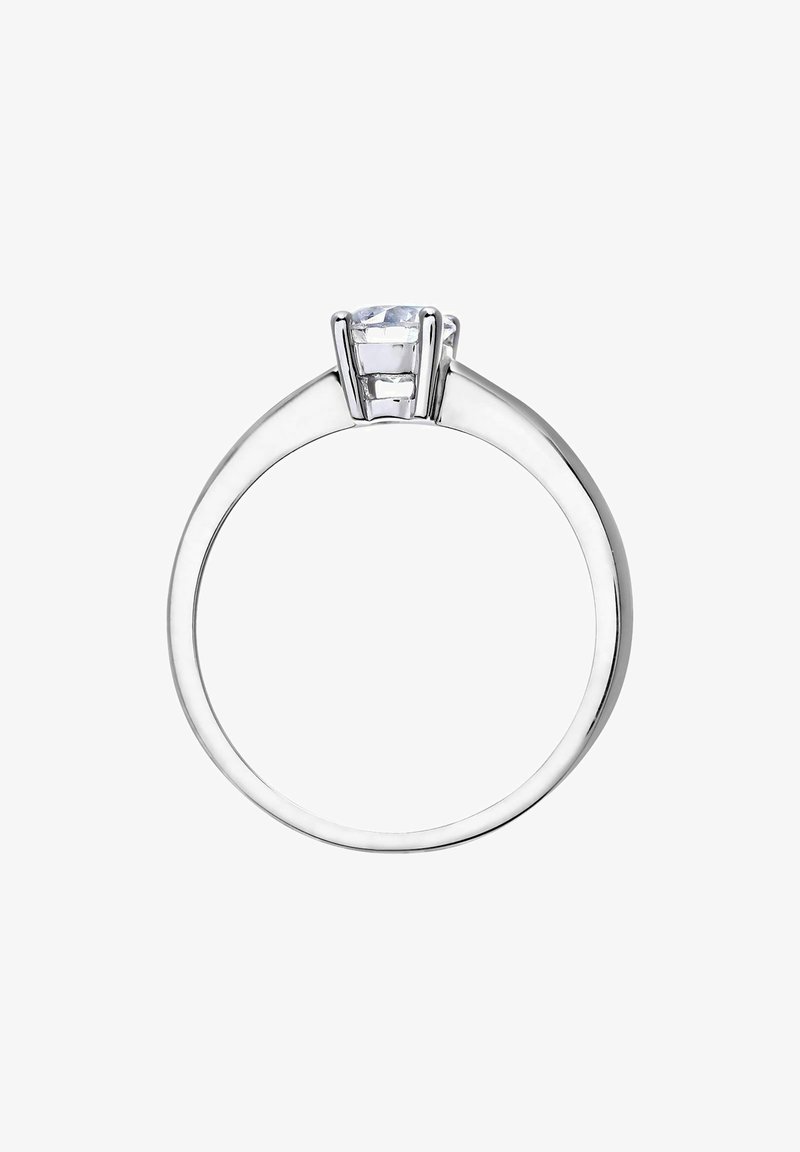 Srebrn prstan z nastavitvijo za kamen, ki vsebuje velik osrednji prozoren kamen in dva manjša kamenčka, poliran do gladkosti z zaobljenim pasom.