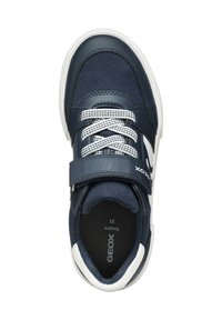 Sneaker blu navy con materiali tessili e sintetici, dotato di lacci in rete bianca, strap in Velcro, suola testurizzata e marchio Geox all'interno.