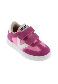 Scarpa da ginnastica rosa e viola realizzata in materiali scamosciati e in rete, con due cinturini in velcro, dettagli bianchi e suola in gomma bianca.
