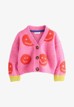 Rosa gestrickter Cardigan mit drei braunen Knöpfen, gelben Bündchen und orangen Smiley-Gesichtsmustern vorne und an den Ärmeln.