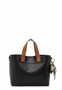 Czarna skórzana torba tote z brązowymi uchwytami, z teksturowanym wykończeniem i dekoracyjnym szalem związanym po jednej stronie. Smukły, przestronny design.