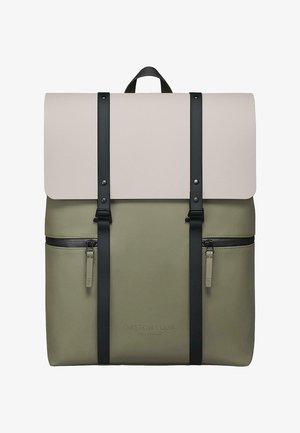 Plecak w olivowym kolorze z kremową klapką, z czarnymi paskami i zamkami błyskawicznymi. Zawiera detale logo z przodu. Gładka tekstura.
