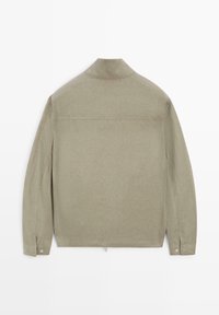 Veste beige légère à manches longues avec col montant et poignets boutonnés, vue de dos sur fond blanc.