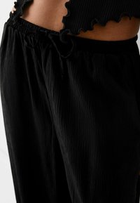 Bershka Kalhoty - black