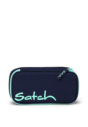 Marineblaues, rechteckiges Federmäppchen mit hellblauem Reißverschluss und "Satch"-Logo in großen hellblauen Buchstaben auf der Vorderseite.