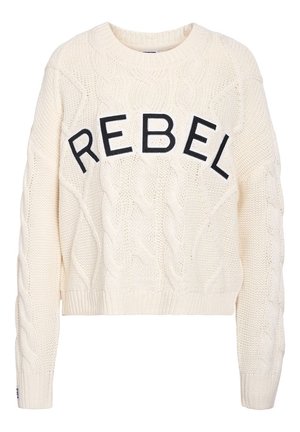 Krema pletena jopica s kabelskim vzorcem in besedo "REBEL" v črni barvi na sprednji strani. Skrajšana dolžina s rebrastimi manšetami.