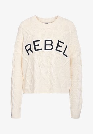 Kremfarget strikket genser med kabelstrikkdesign og ordet "REBEL" i svart over framsiden. Croppet lengde med ribbestrikkede mansjetter.