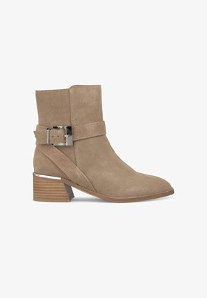 Taupe zamszowe botki za kostkę z kwadratowym noskiem, szerokim paskiem z srebrną klamrą oraz piętą z poziomych desek. Gładka tekstura i minimalistyczny design.